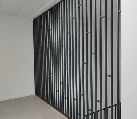 Ścianka metalowa ażurowa w nowoczesnym stylu